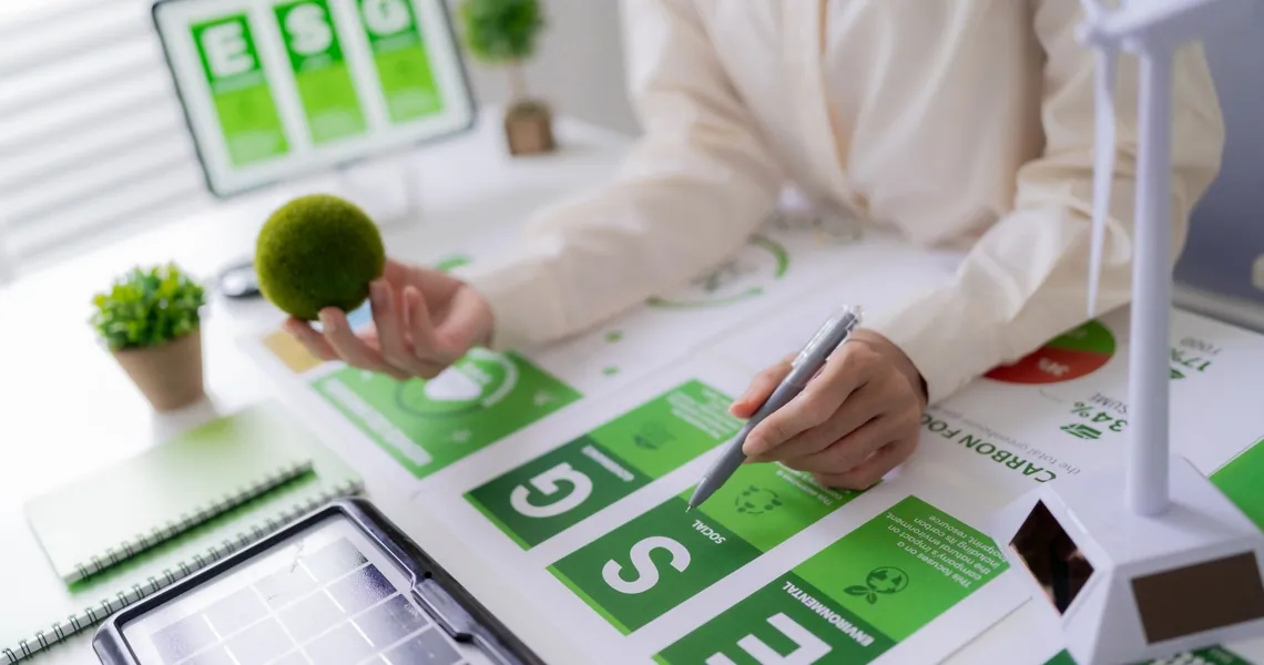 Illustration for the article “ESG and workspace management: the provider guide”