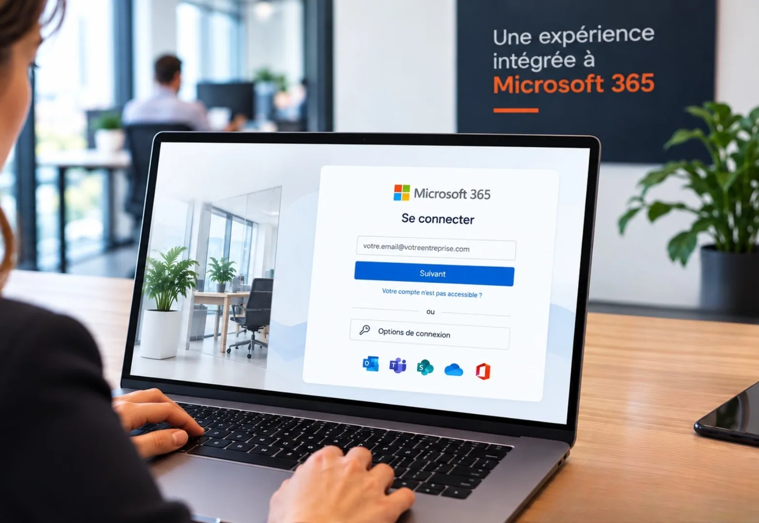 Collaboratrice se connectant à Microsoft 365 depuis son ordinateur portable pour accéder à notre logiciel
