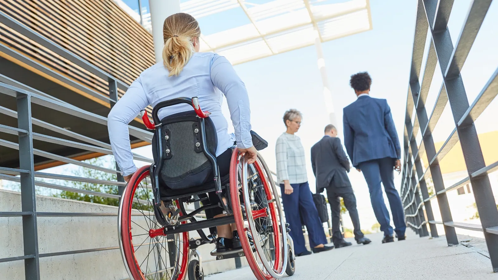 Illustration for the article “Flagging visitors with reduced mobility and improving building access”
