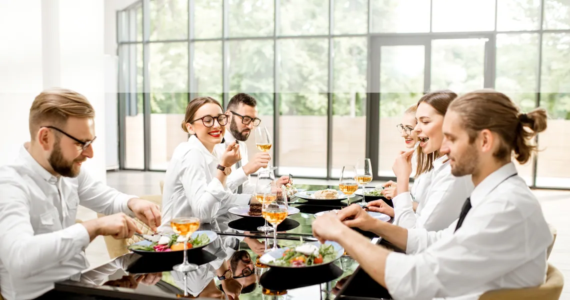 Illustration for the article “Meetings or dinners: the perfect recipe for stress-free booking”