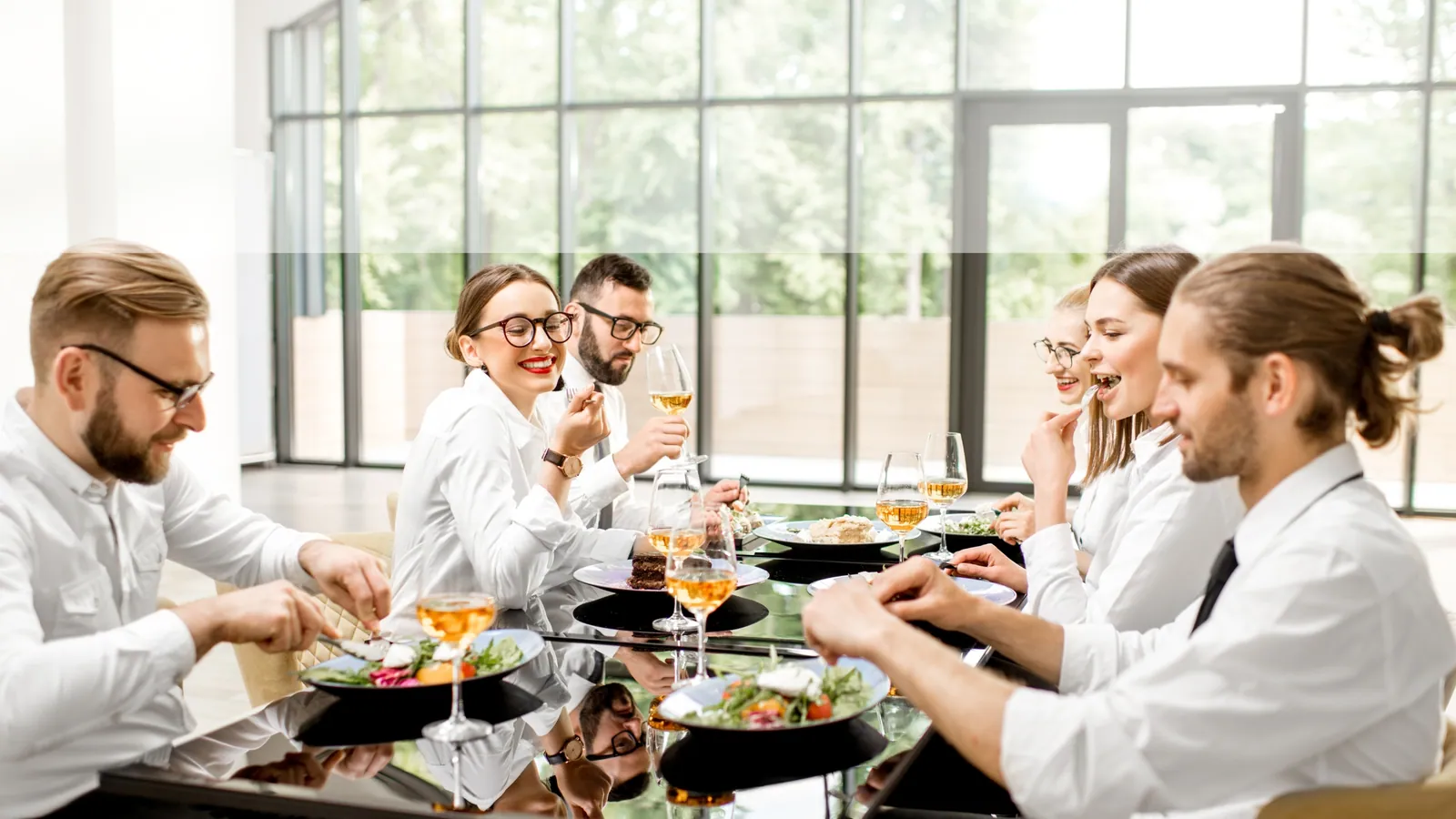 Illustration for the article “Meetings or dinners: the perfect recipe for stress-free booking”