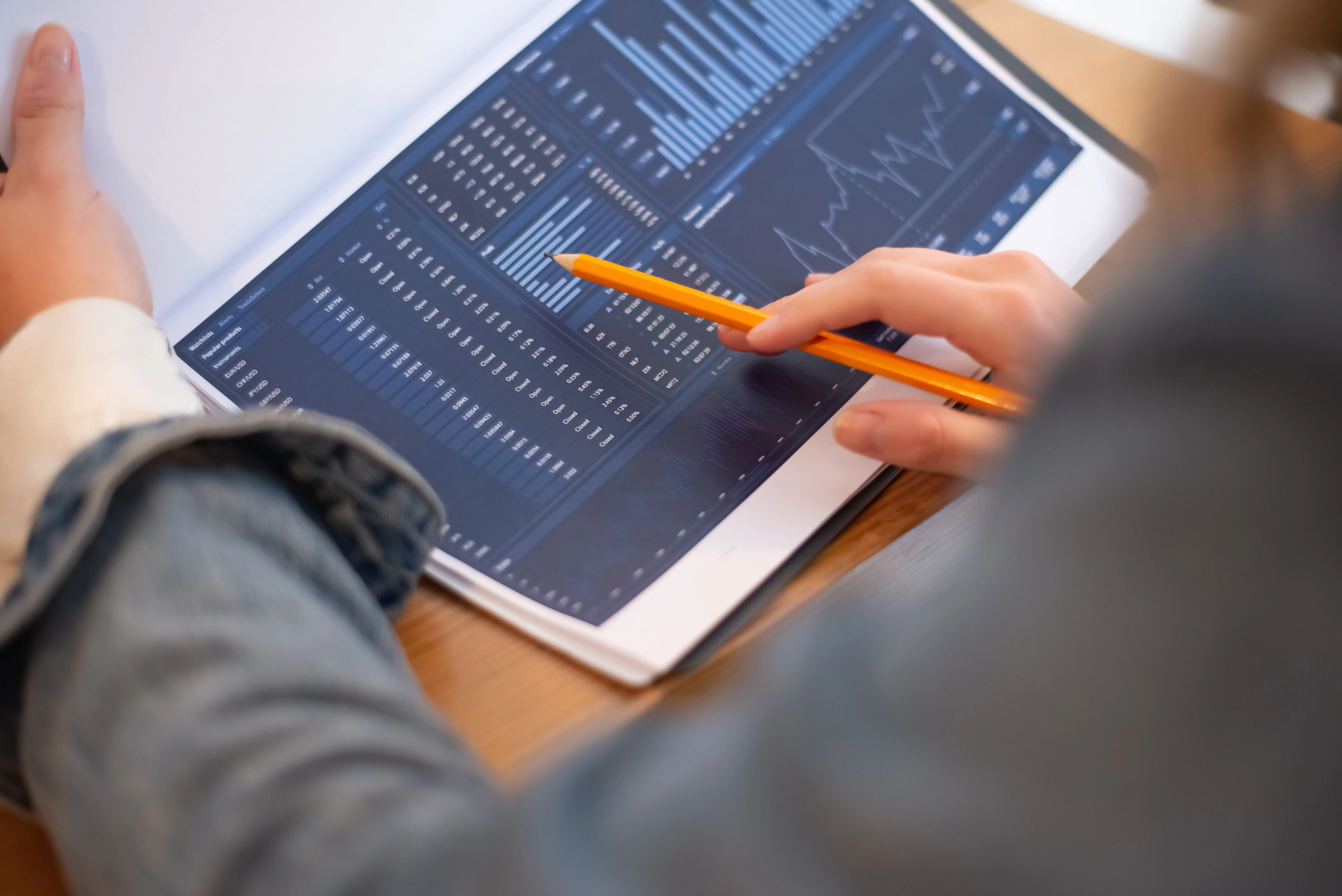 Printed on-site and remote attendance statistics used by HR to monitor teams