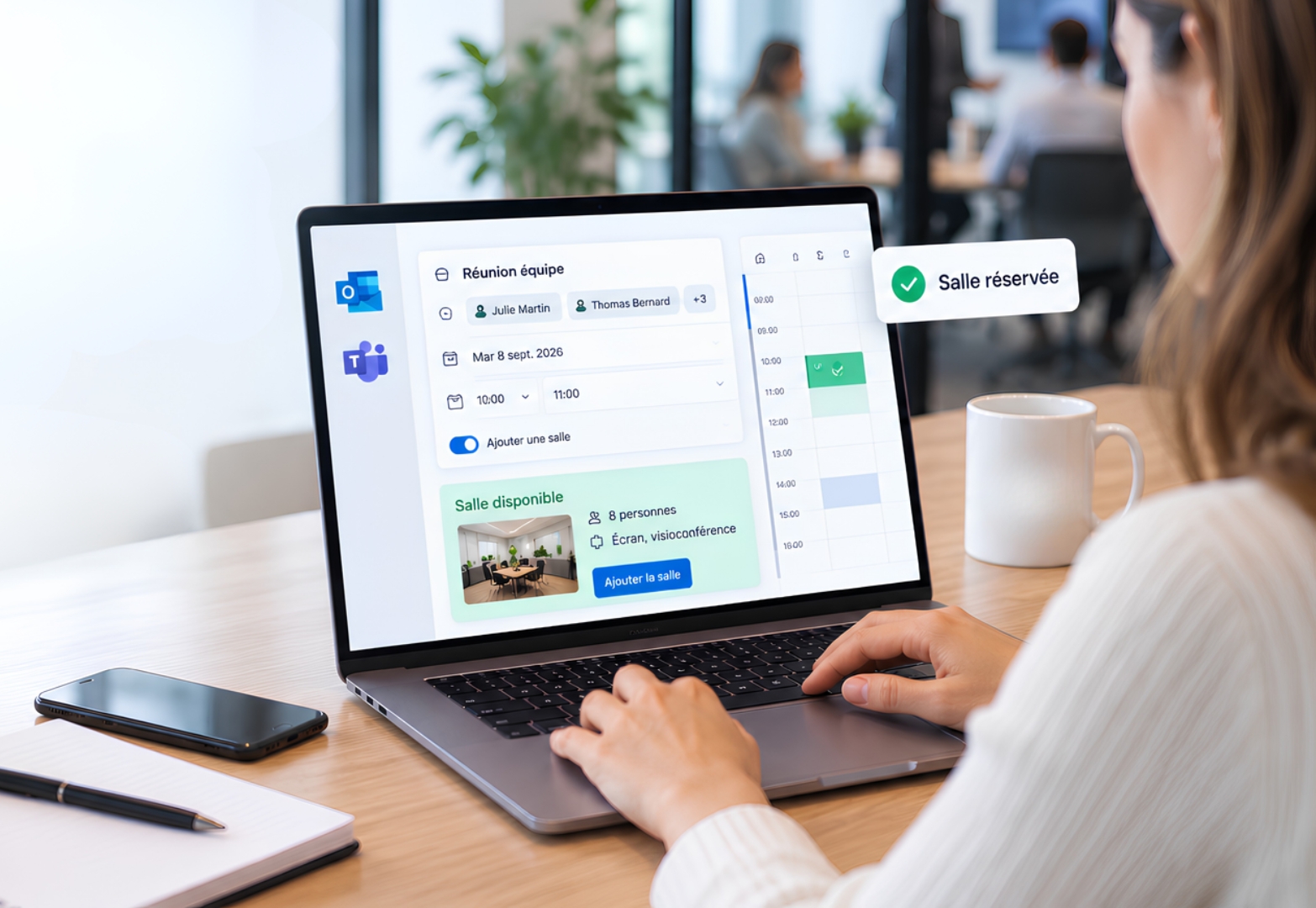 Collaboratrice utilisant Outlook et Teams pour réserver une salle de réunion disponible directement depuis son calendrier.