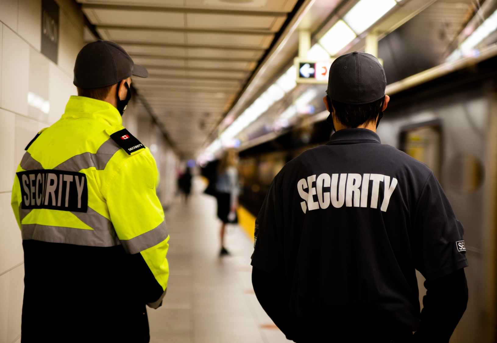 Deux agents de sécurité assurant la surveillance et le contrôle d’un site